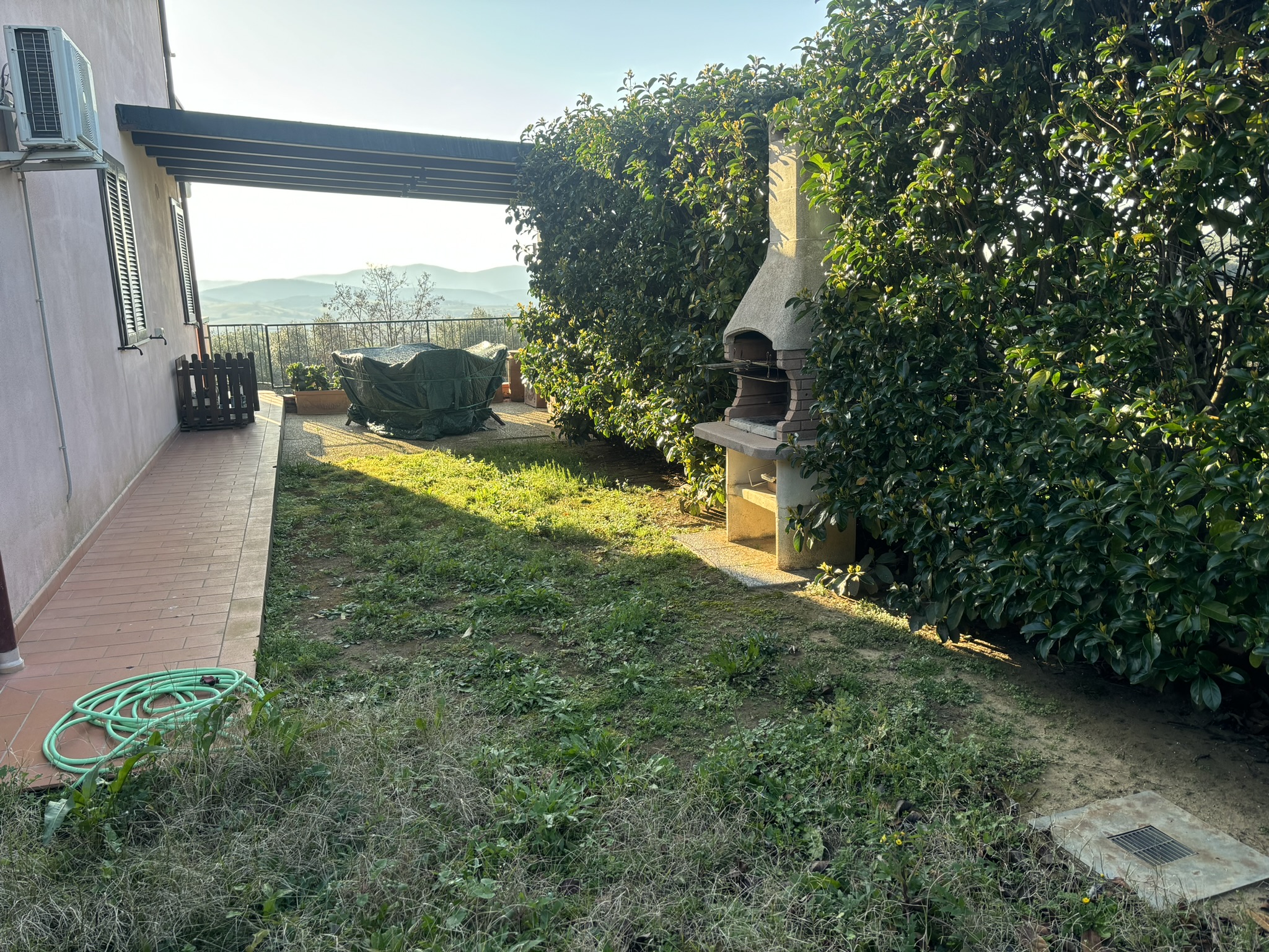 GIARDINO DISPOSTO SU DUE LATI DELL'APPARTAMENTO