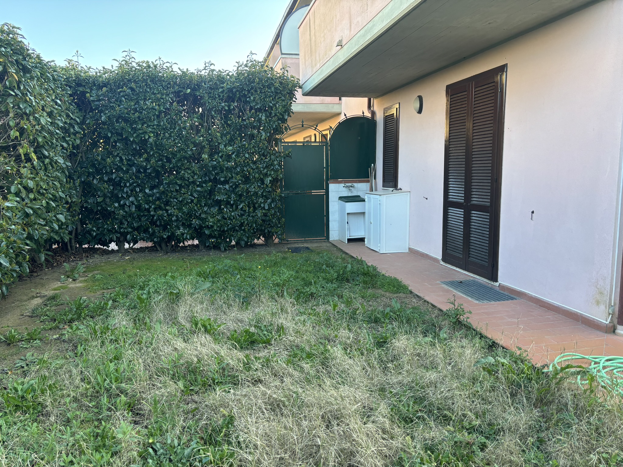 GIARDINO DISPOSTO SU DUE LATI DELL'APPARTAMENTO